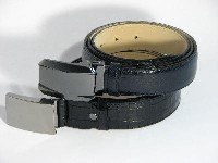 Men belts - Stylish Gentleman belts - 14610585 / 35; 14411618 / 35, èrni nikelj Elegantni moški usnjeni pasovi so sestavljeni iz dveh plasti. Moški usnjeni pasovi so izdelani iz zelo kvalitetnega govejega usnja. Usnjeni pasovi izvedbe premium so  podloženi s pravim usnjem, v izvedbi klasik so moški pasovi podloženi s plastjo iz recikliranega usnja. Moški pasovi z zaponko na klip vam omogoèajo enostavno krajšanje.